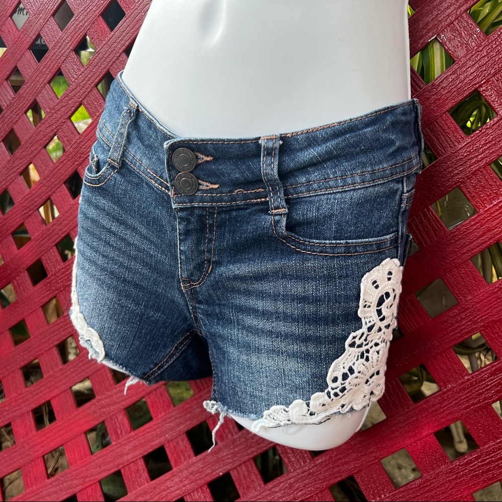 Girl’s Jean shorts. Mudd Size 8. Denim 5 pockets with lace detail